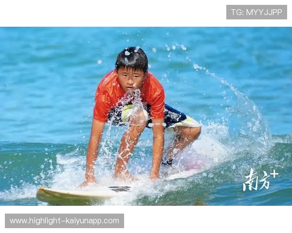 冲浪选手抓住浪峰一气呵成完成整套动作